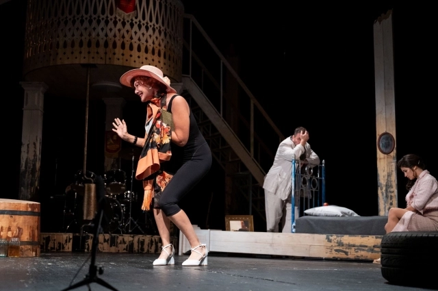 Тёща профессора буквально обожествляет зятя.