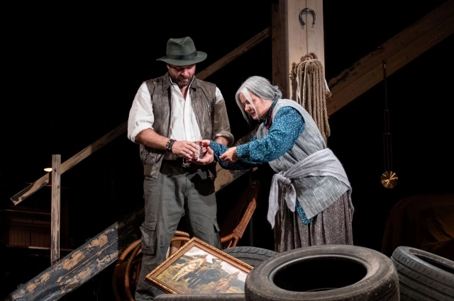 Няня Марина по пьесе намного старше актрисы.