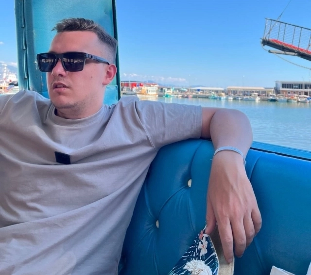 Художник работает ночами до пяти утра и привык к такому графику. 