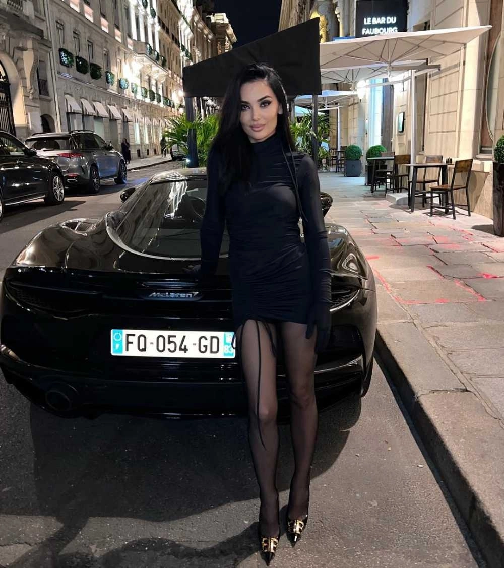 В соцсетях девушка демонстрирует красивую жизнь и свою эффектную внешность.