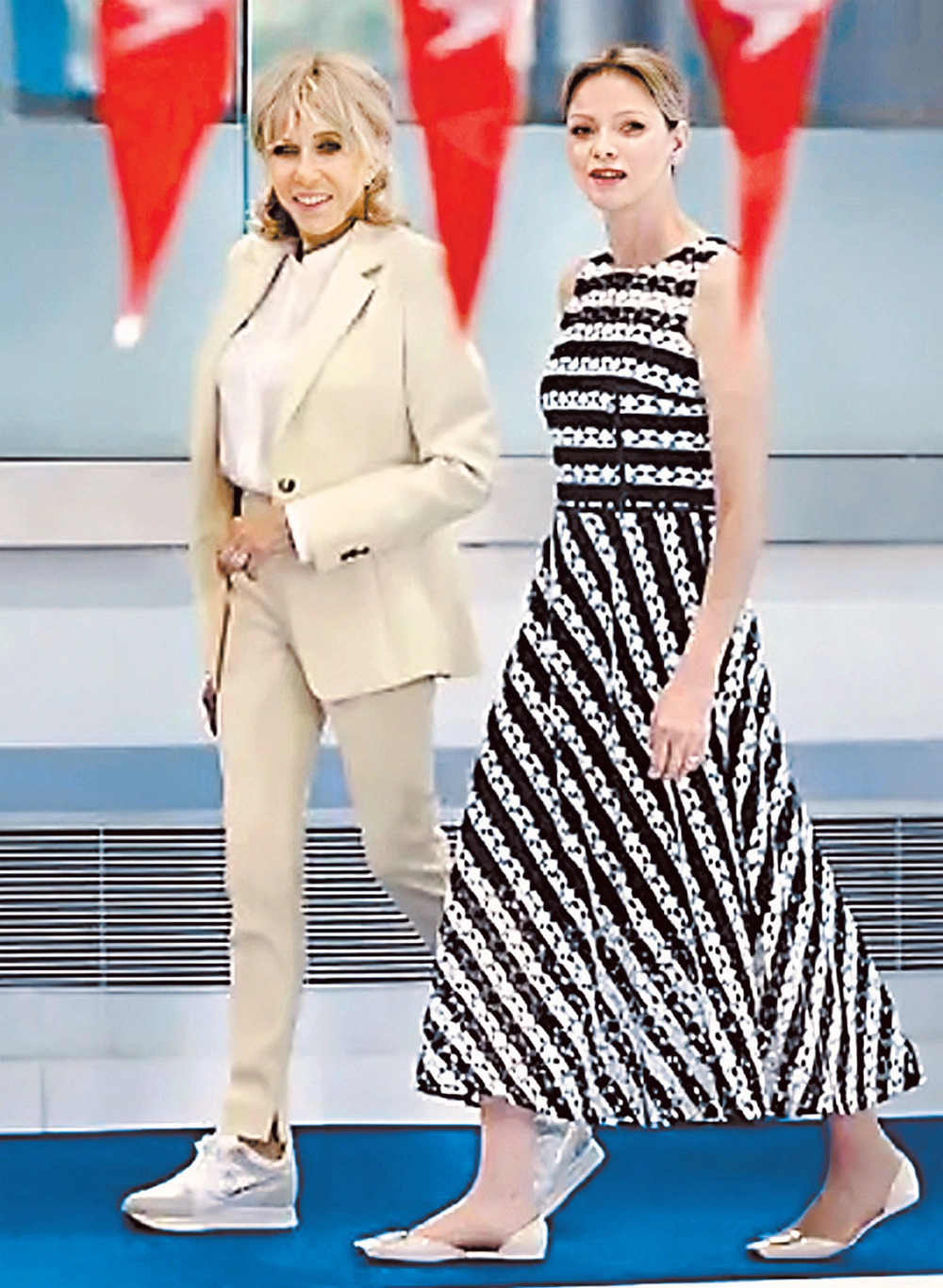 Французам до сих пор неловко за кроссовки, в которых первая леди Франции пришла на официальную встречу с княгиней Монако.