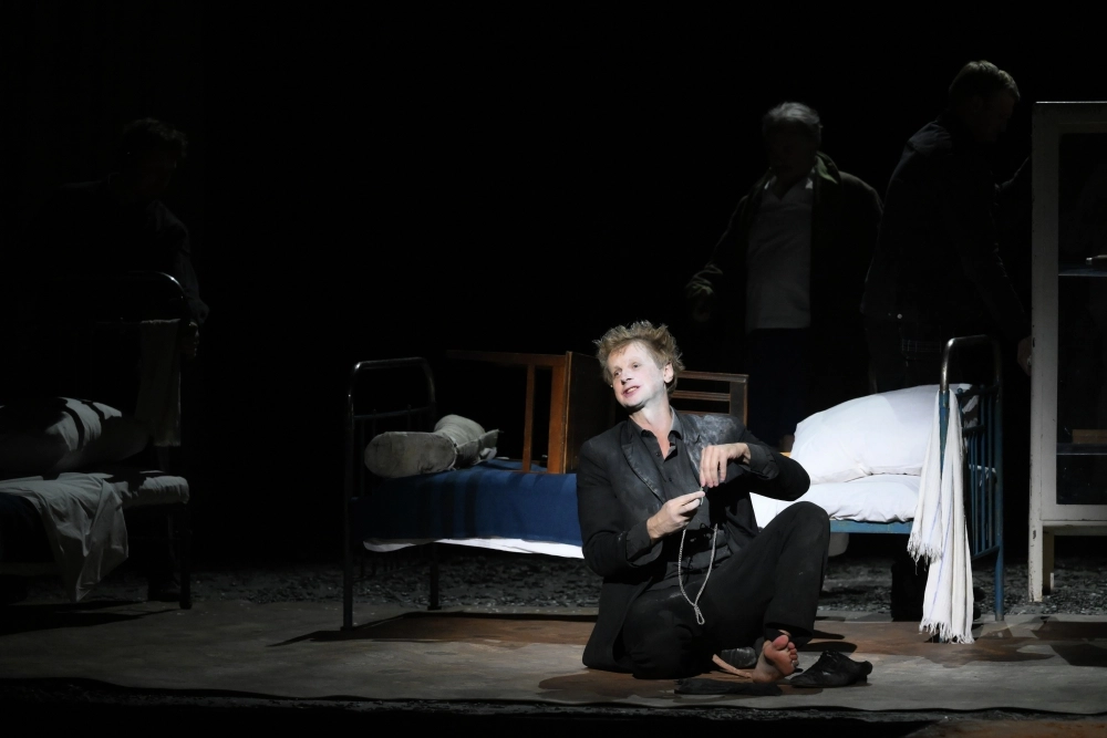 Андрей Феськов в роли афериста, жулика, представителя потусторонних сил Чичикова на репетиции спектакля «Материнское сердце».