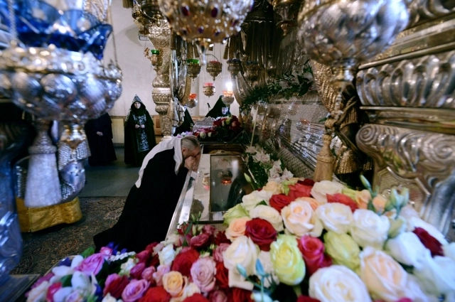 Святейший Патриарх Кирилл у мощей блаженной Матроны в Покровском монастыре Москвы