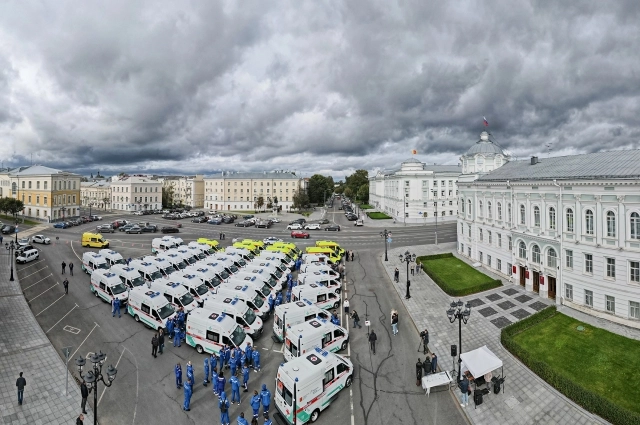 Медикам передали 42 машины скорой помощи передали.