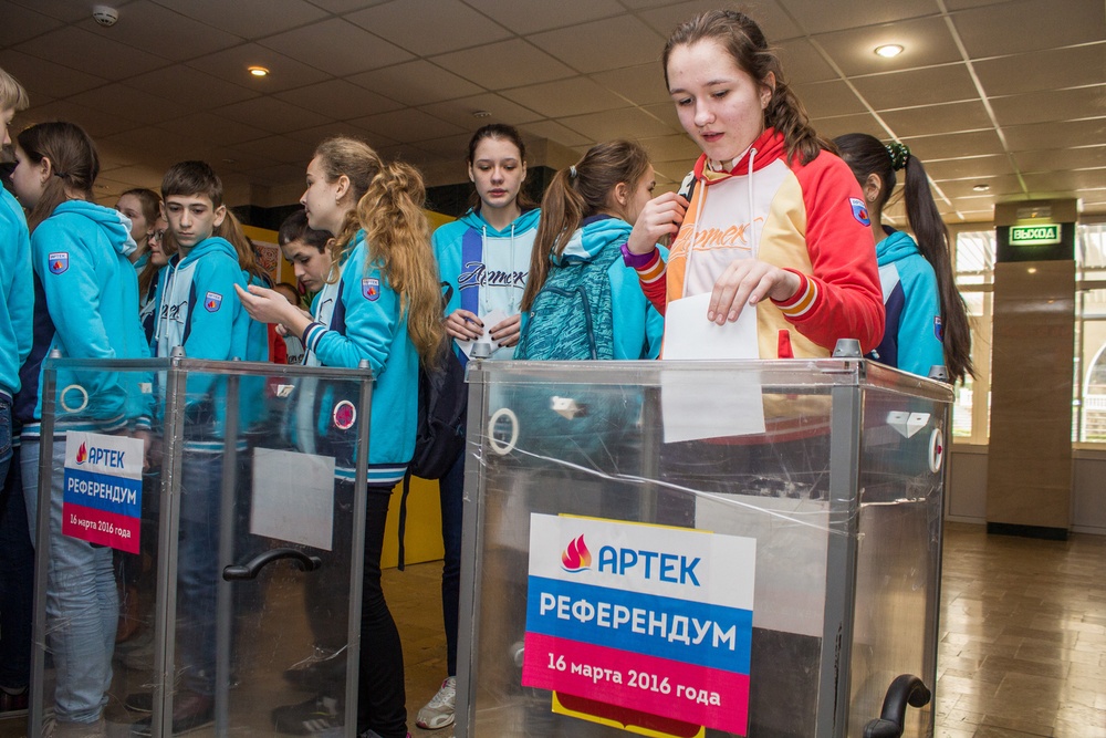16 марта в «Артеке» проходил референдум по вопросу, стать ли здравнице детской столицей России. Большинство детей проголосовало «За»