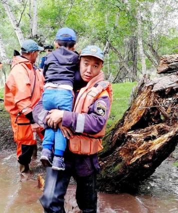 Спасатели помогали местным жителям покинуть пострадавшие от наводнения поселки.