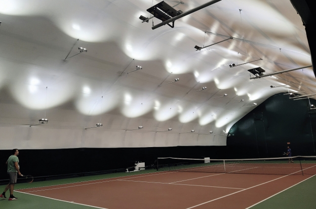 Жители могут заниматься теннисом в прекрасно оборудованном клубе.