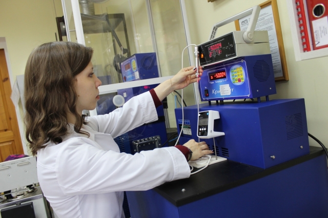 Инженер по метрологии 2 категории Марина Лекомцева поверяет термометр лабораторный электронный LTA.