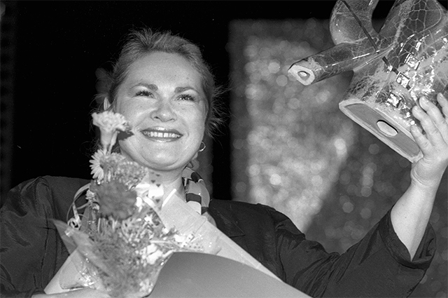 Нина Усатова получает приз «За лучшую женскую роль второго плана» в фильме «Чича» на кинофестивале «Созвездие-92».