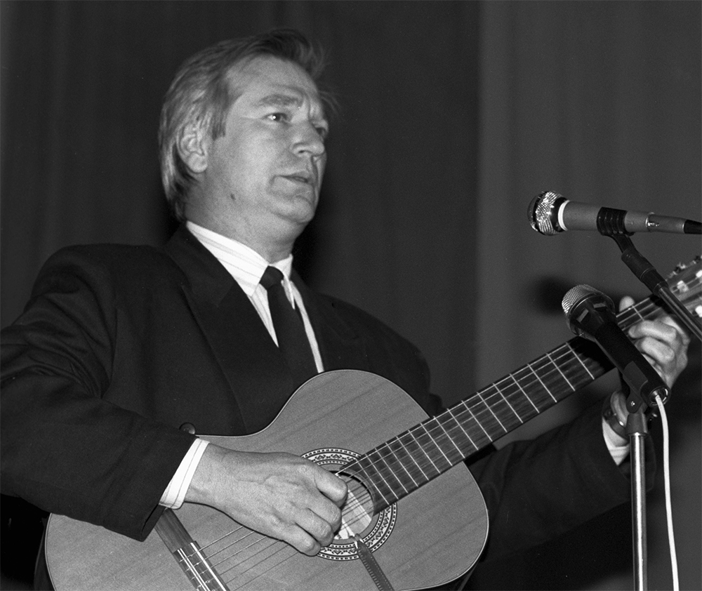  Аристарх Ливанов выступает на творческом вечере. 1993 г.