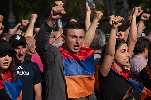 Участники протестного движения в Ереване.