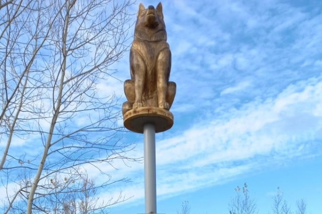 Такой памятник из дерева вырезал талантливый мастер, чтобы увековечить память преданного пса.