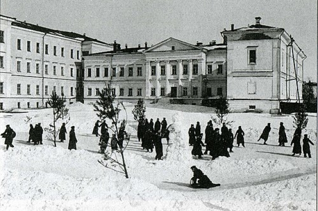 Зимние развлечения во дворе корпуса. Начало XX века.