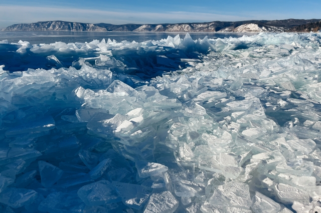 Лёд на Байкале только у берегов, за ним открытая вода.