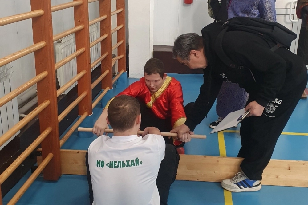 Соревнования по перетягиванию палки.