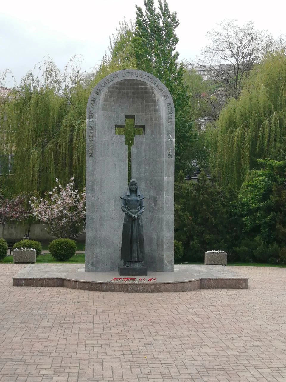 На Курортном бульваре установили памятник Героям Медикам.