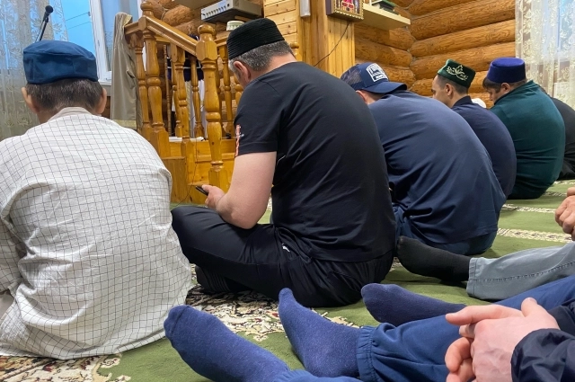 Для мусульман существуют и обязательные выплаты в этот месяц.