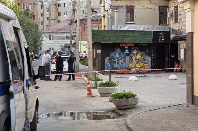 Очевидцы рассказывают, что 18-летний молодой человек принёс в бар гранату, думая, что это муляж.