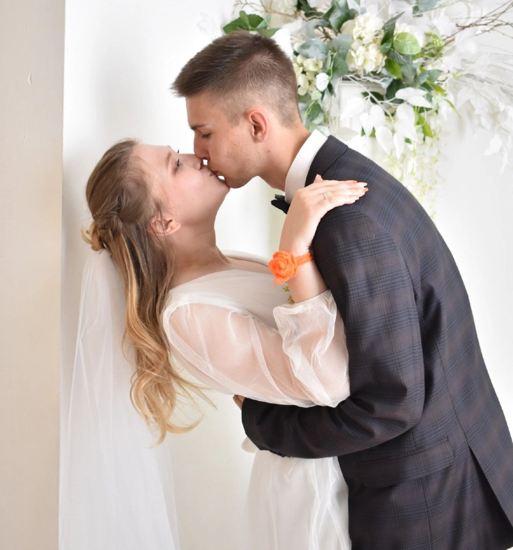 Свадьбу влюблённые сыграли через год после знакомства.