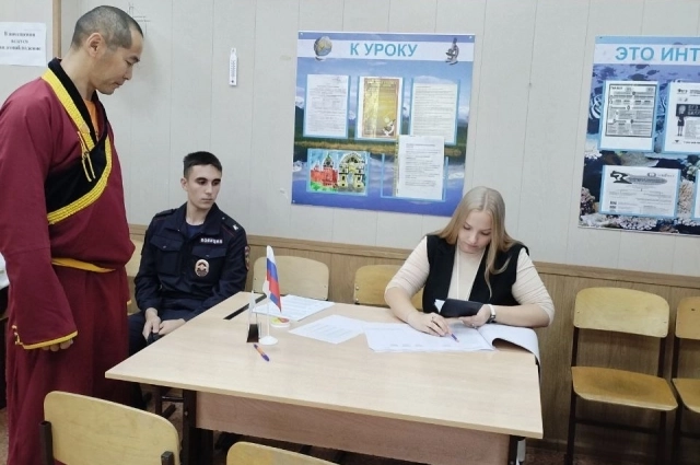 Лама проголосовал на выборах губернатора Иркутской области. 