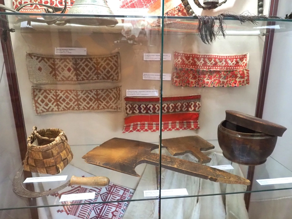  В гамаюнских узорах особое значение придавалось солярным знакам — символам солнца.