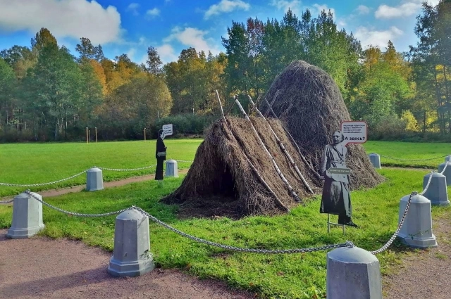 В ночь на 21 ноября 2024 года шалаш Ленина сожгли хулиганы, но он легко поддаётся восстановлению.