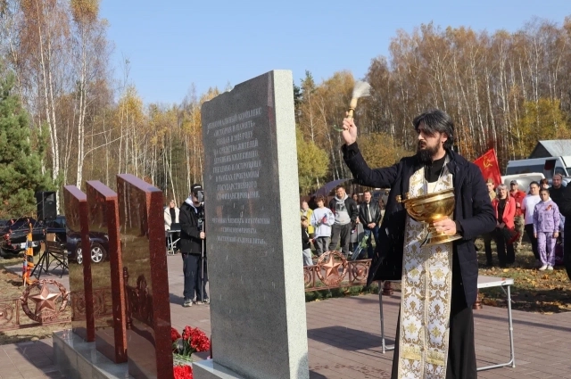 После открытия мемориал освятили 
