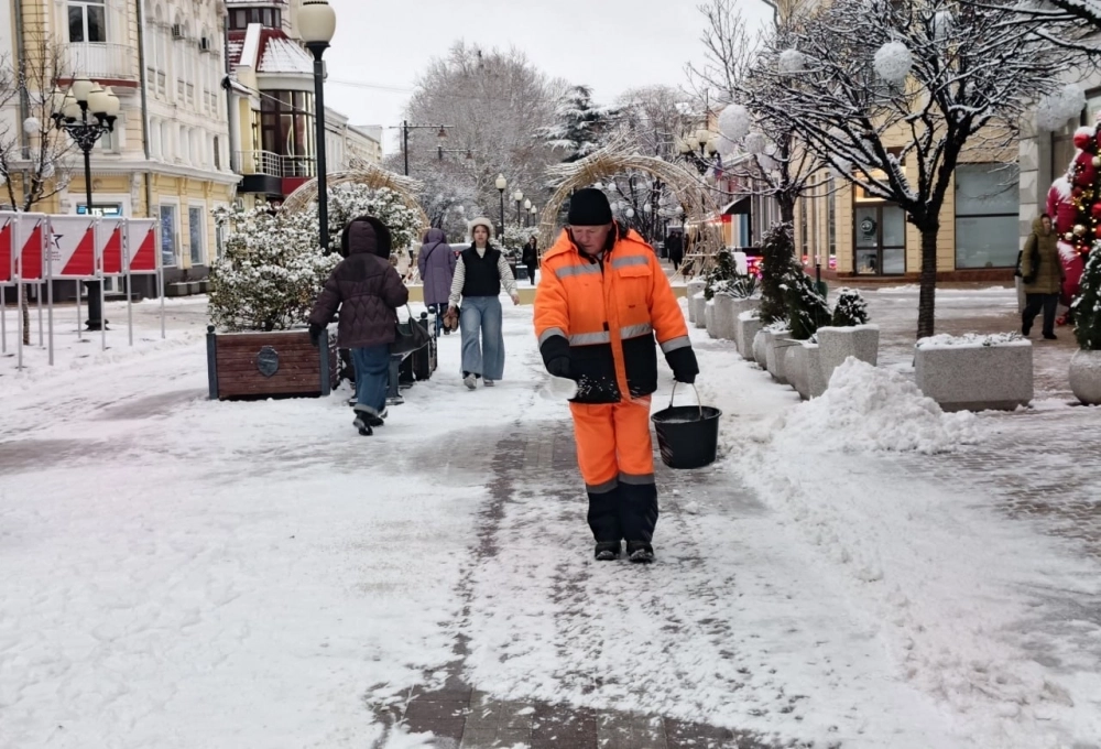 Коммунальщики обрабатывают дороги в Симферополе. 