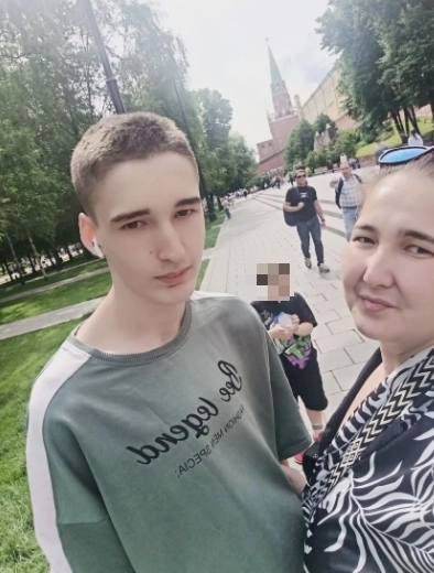 Дома Максим Янтурин читает книги, занимается собаками и готовит блюда