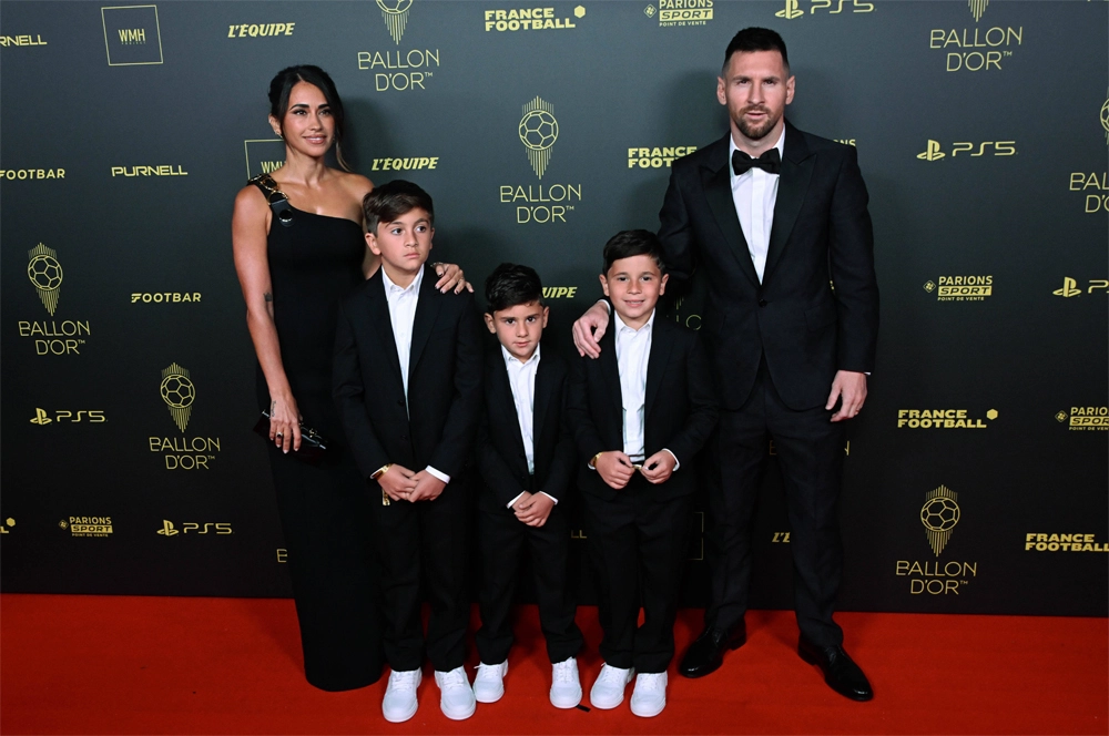 Лионель Месси с женой и детьми.