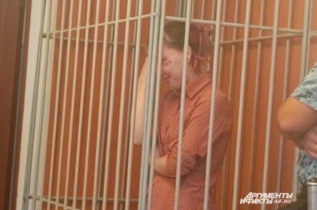 Кира не стеснялась слёз в суде.
