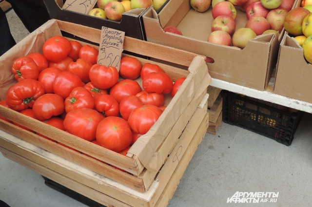 Цена на фрукты немаленькая, а местные говорят, к ним на рынок едут из соседних городов
