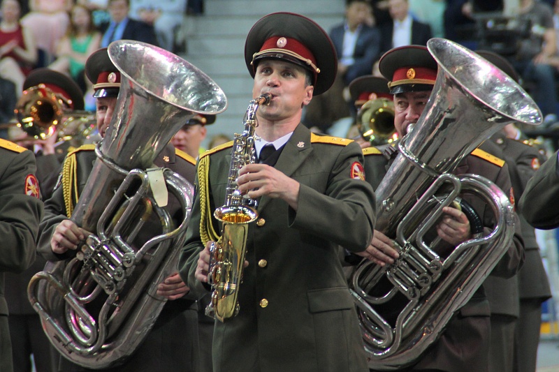 Оркестр штаба Восточно военного округа исполнил популярные песни и оригинальный танец.