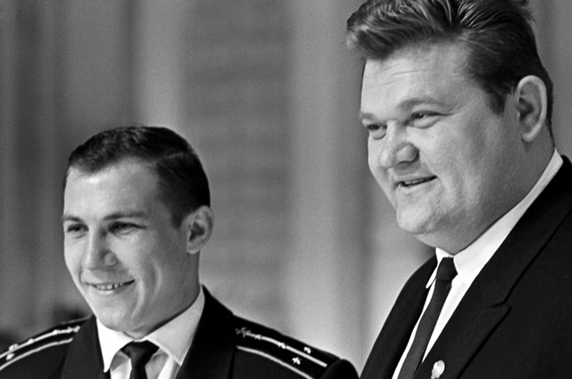 Олимпийский чемпион по боксу Валерий Попенченко (слева) и олимпийский чемпион по штанге Леонид Жаботинский, 1965 г.