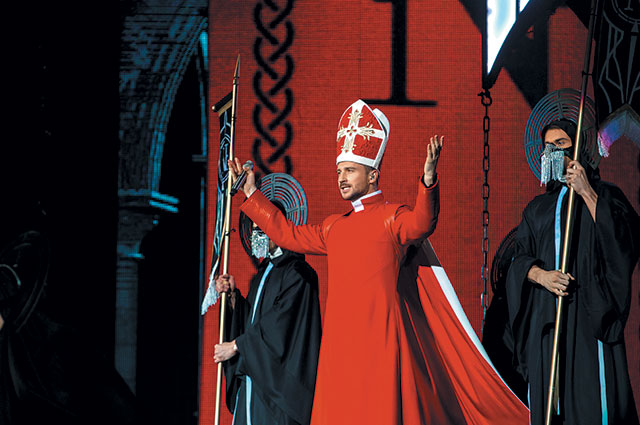 На своём шоу «N-тур» Сергей предстал перед поклонниками в образе Папы Римского.