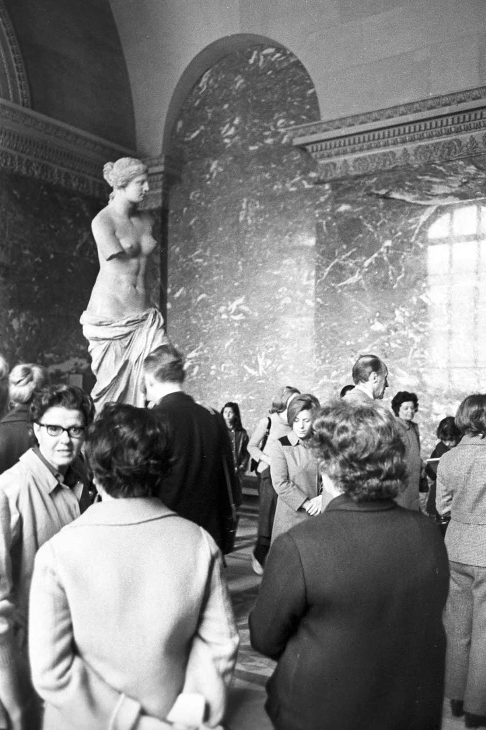 Посетители у скульптуры «Венера Милосская» в Лувре. 1970 г.
