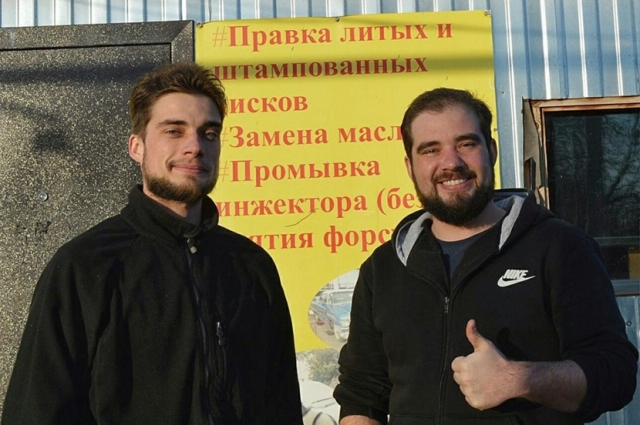   Анатолий и Михаил на фоне своего шиномонтажки.