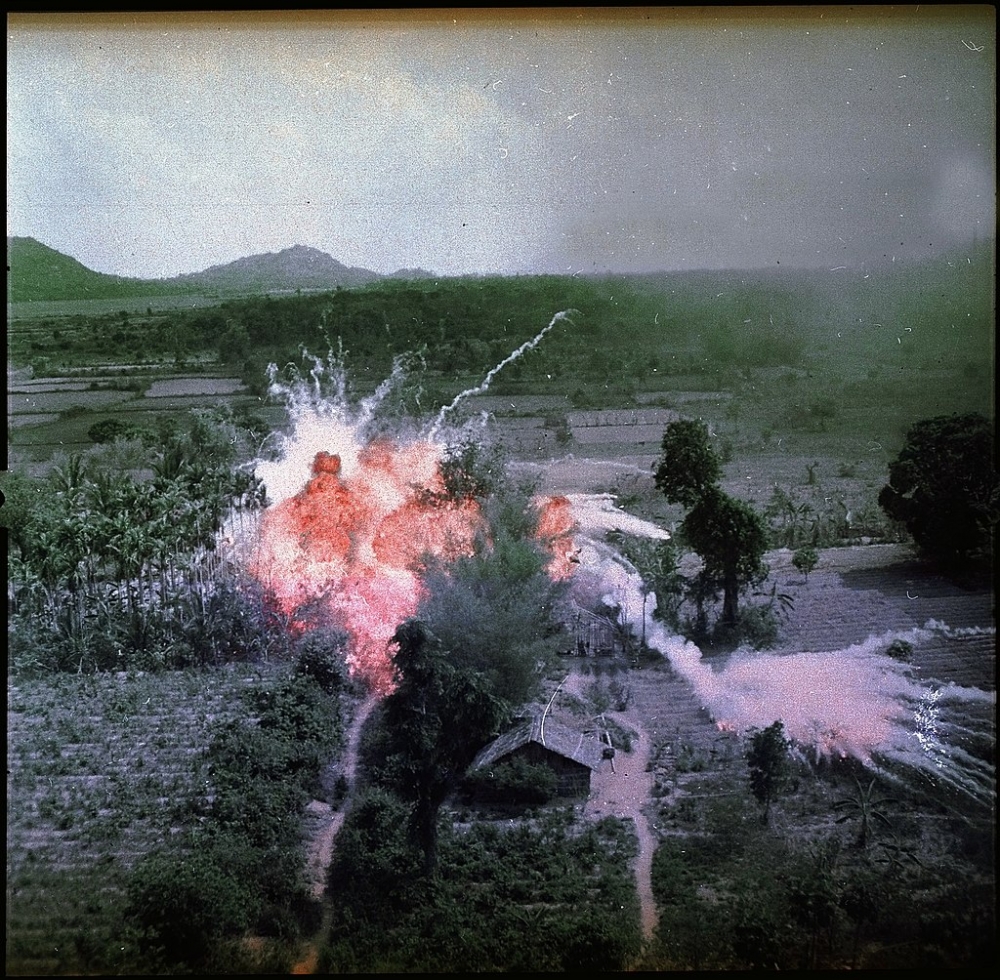 Американская авиация уничтожает напалмом позиции вьетконговцев, 1965 год.