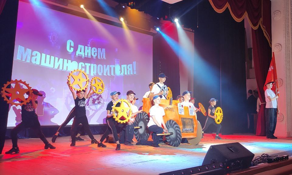 Заводчан поздравили певцы и танцевальные коллективы.