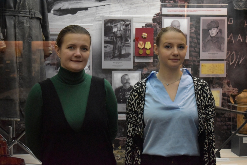 Елизавета и Анастасия (справа), правнучки героя, у экспозиции Ульяновского Краеведческого музея, посвящённой их прадеду. 