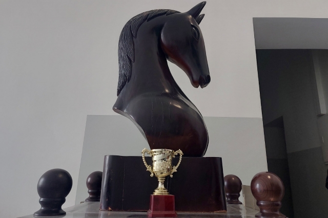 Бюст легендарному коню с подписью: «Сорренто (1985-2005). Лучший призовой рысак России XX в.»