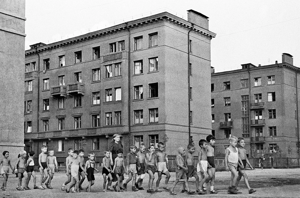 Начало войны. Воспитатель и юные москвичи на улице Шарикоподшипниковская (дом № 6) на второй день войны. Москва, 23 июня 1941 год.