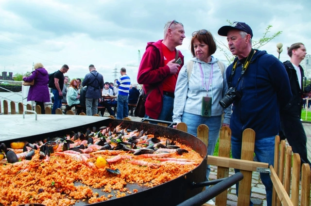 Лучшая паэлья с морепродуктами получается на открытом огне.