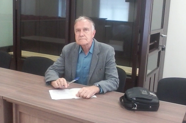 Химик Сергей Сохранный в зале суда, откуда велась трансляция.