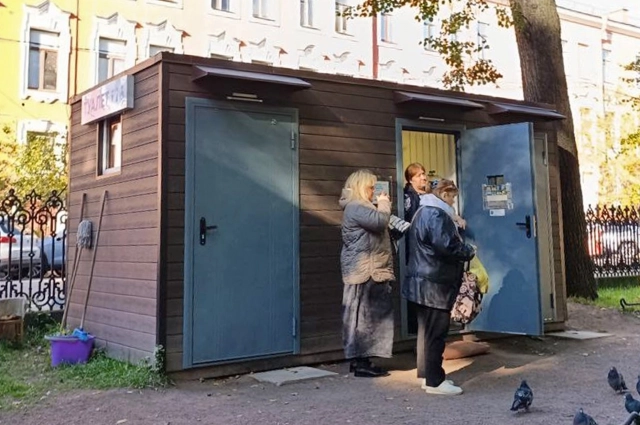 В Румянцевском саду на Васильевском острове.