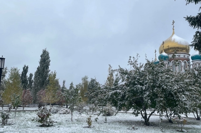 Накануне праздника в Омске выпал первый снег.