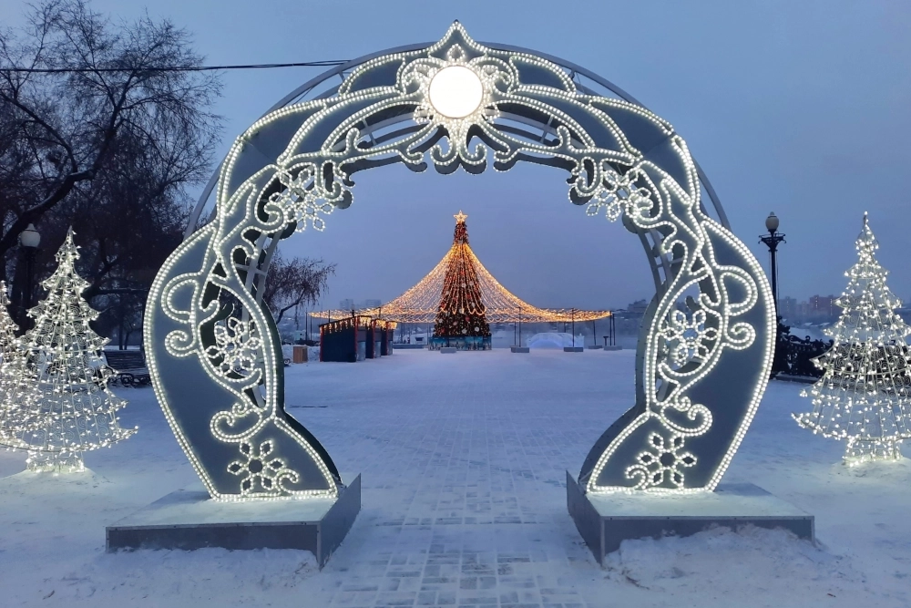 Ёлку на площади у памятника Александру III видно издалека.