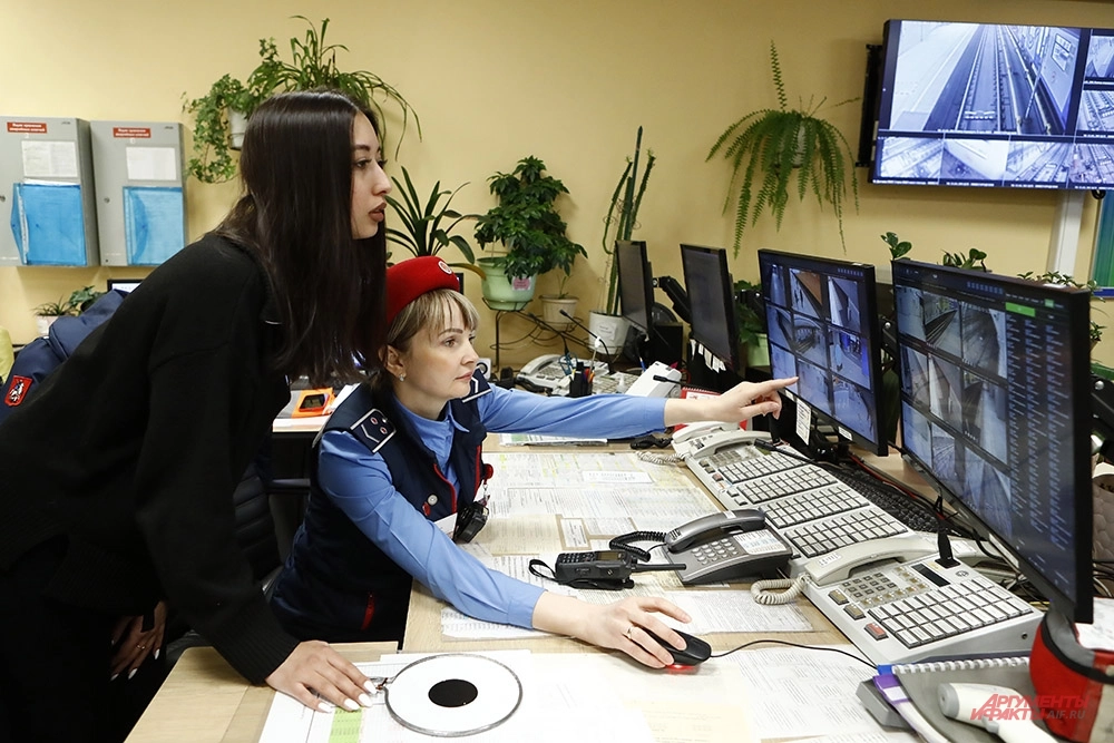 Вместе с дежурной корреспондент «АиФ» Ирина Курнакова следила за всем, что происходит на станции.