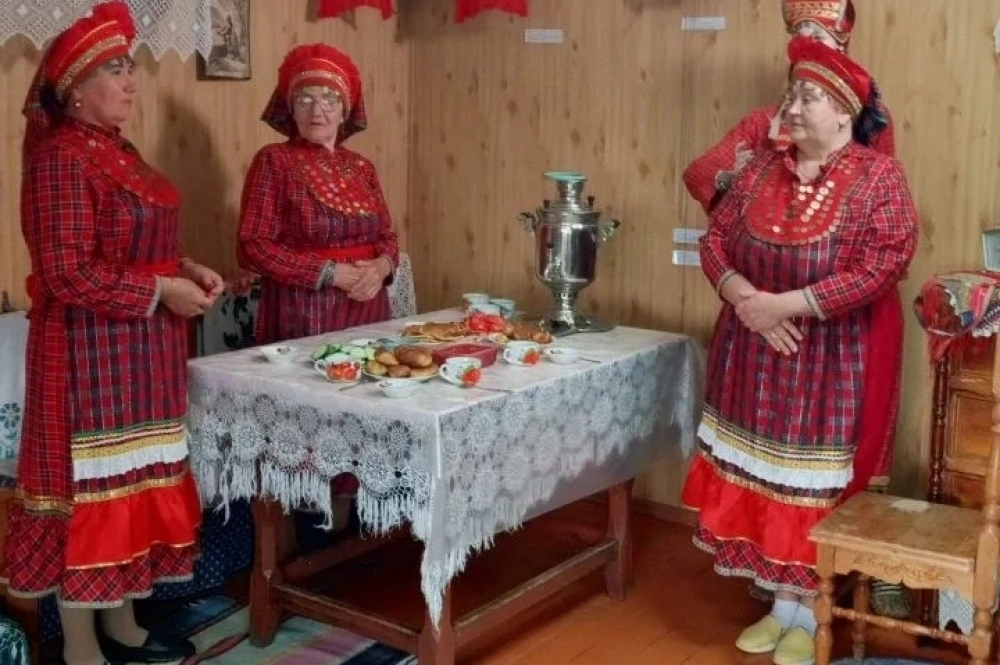 Нагайбачки в национальных платьях.