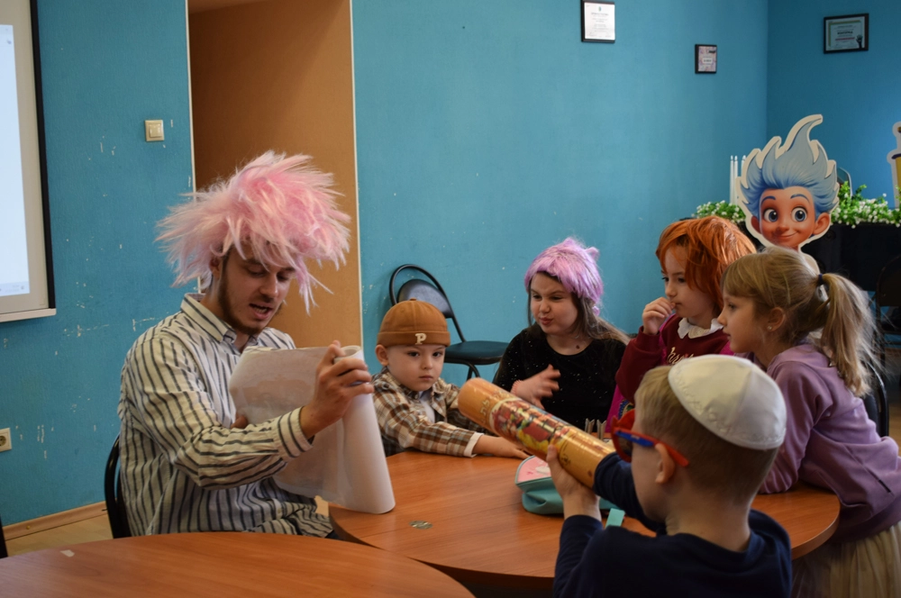 В общине творчество объединяет людей разных возрастов.